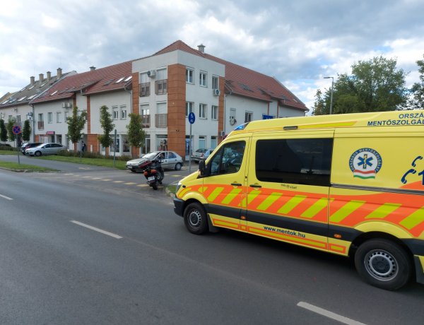 Motorbaleset történt péntek délután a Szegfű utcán                 