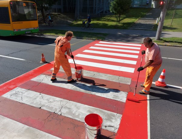 Útburkolati jelek festése zajlott szombat délelőtt a belvárosban