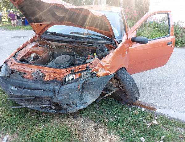 Két autó ütközött a Géza utcánál - Mindkét jármű totálkáros lett