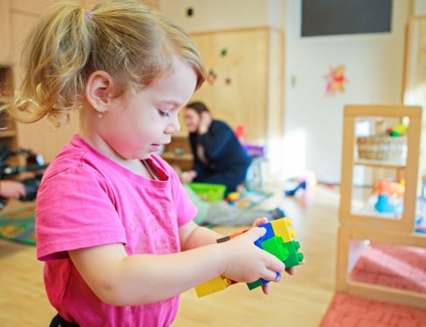 Továbbra is igényelhetik a bölcsődei támogatást a kisgyermeket nevelő szülők