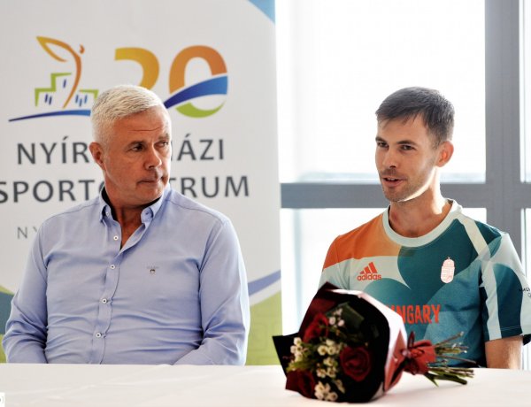 Hazaért Tokióból Helebrandt Máté                                               