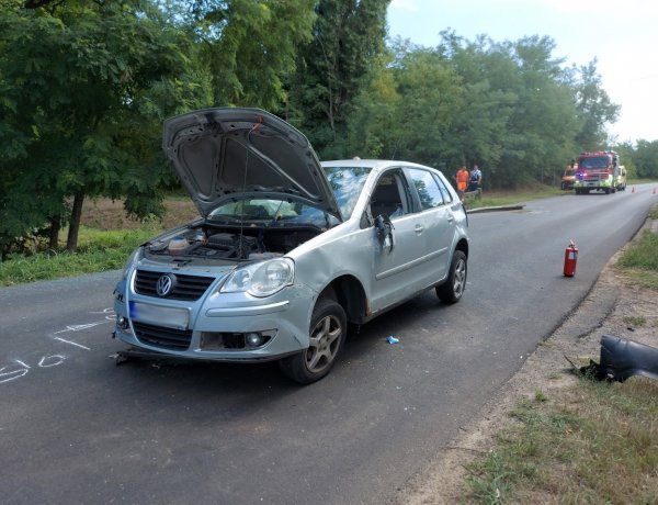 Szalagkorlátnak ütközött, majd felborult egy személyautó Nyírszőlős felé
