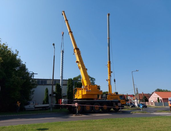 A Család utcánál a Nyírtávhő daruzta a felújítandó csöveket        