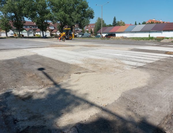 A Törpe utca nagy parkolóját felmarták az aszfaltozási munkálatok előtt             