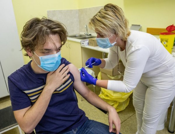 Folyamatosan lehet időpontot foglalni a 12 év feletti gyermekek oltására is