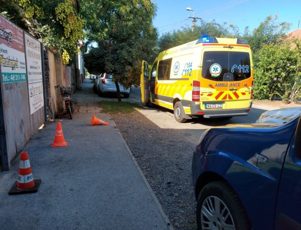Kapualjból járdára lépő gyalogost ütött el egy elektromos kerékpáros