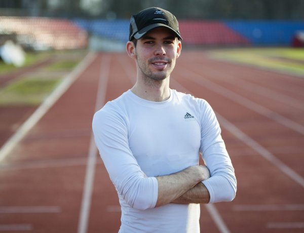 Évente kétszer körbegyalogolja Magyarországot                                   