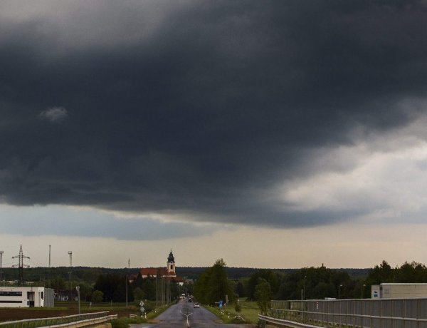 Jön a hidegfront, zivatar és jégeső is megzavarhatja a napfürdőzést