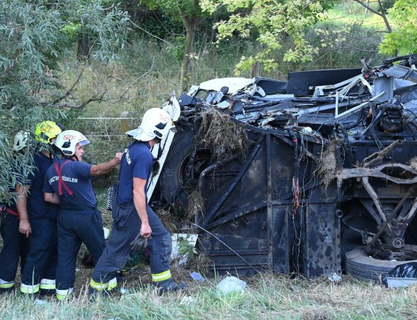 Szörnyű tragédia - Buszbaleset az M7-esen, több halottal és sérülttel