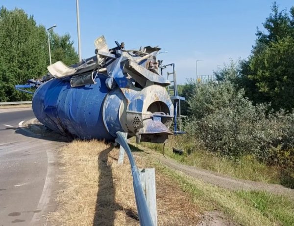 Felborult egy kevert betont szállító mixer egy körforgalomban 