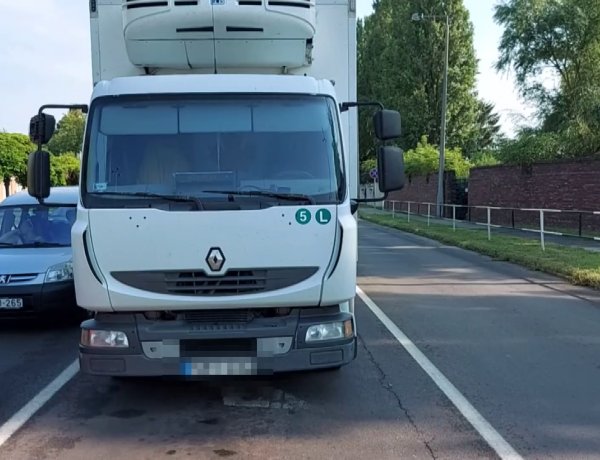 Hétfőn egy műszaki hibás teherautó okozott fennakadást      