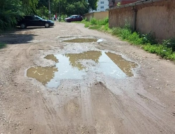 Az Irinyi János utcai garázssor előtt a NYÍRVV gréderezi az utat.  