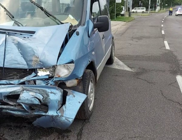 Két kisteherautó ütközött a Debreceni úton, nem sérült meg senki