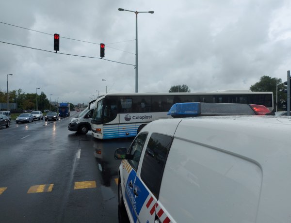 Busz és autó ütközött az Orosi út Törzs utca kereszteződésében 