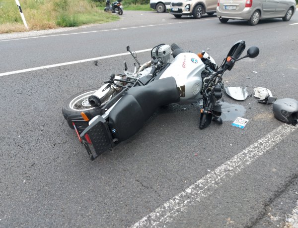 Egy motoros hátulról összeütközött egy teherautóval         