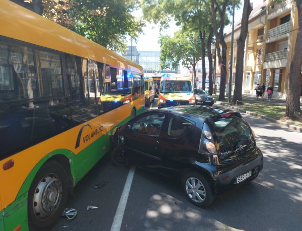 Egy személyautó menetrendszerinti busszal ütközött a Nyár utcán
