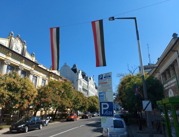 Lobogókkal díszítették fel Nyíregyháza középületeit és a belváros utcáit 