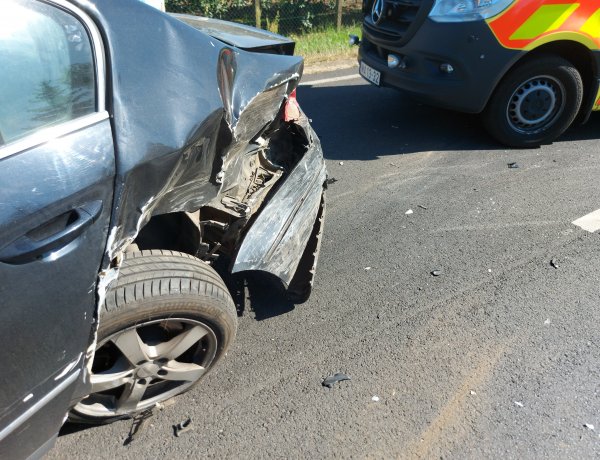 Kapubeállóban álló autóba csapódott egy másik személygépjármű Rókabokornál