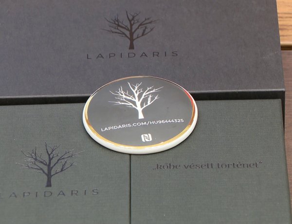 Lapidaris - Egyéni és közösségi értékeknek állít emléket a chippel ellátott porcelán kör