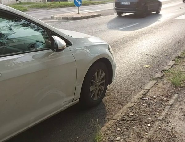 Padkának ütközött egy személyautó, megsérült a futóműve     