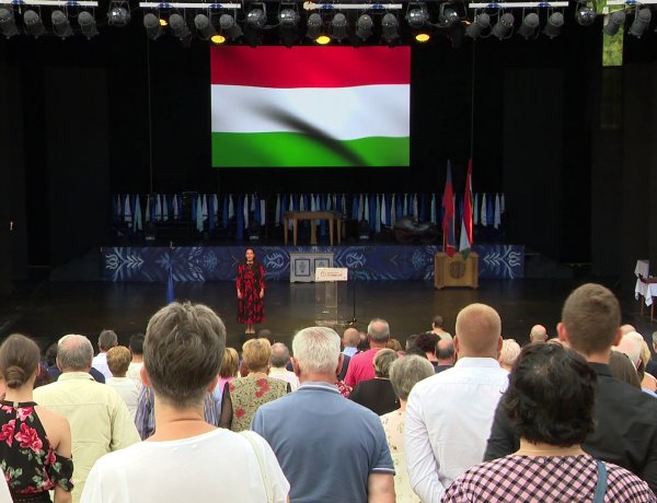 Hírösszefoglaló: Ünnepségek, díszpolgári kitüntetés, honvéd kollégium, tanszercsomag