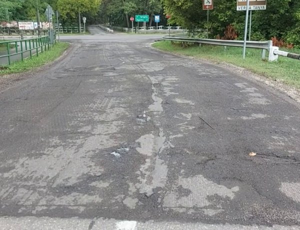 A nagyfelületű útfelújítási program keretén belül aszfaltoznak a Vadászcsárdánál