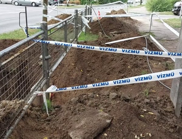 Az ivóvízhálózatot körszerűsítik az Árok utcán a Széna tér és a Vasvári Pál utca között