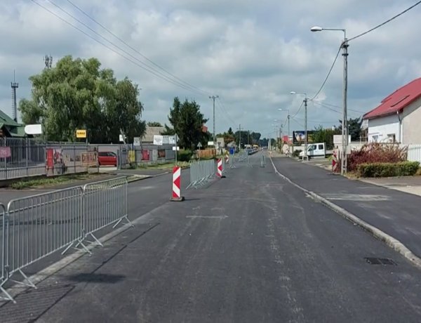 Megkezdődött a Kállói úti körforgalomban a burkolati jelek festése