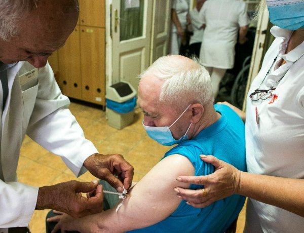 Küszöbön a negyedik hullám, az oltás felvételére szólítanak fel a szakértők
