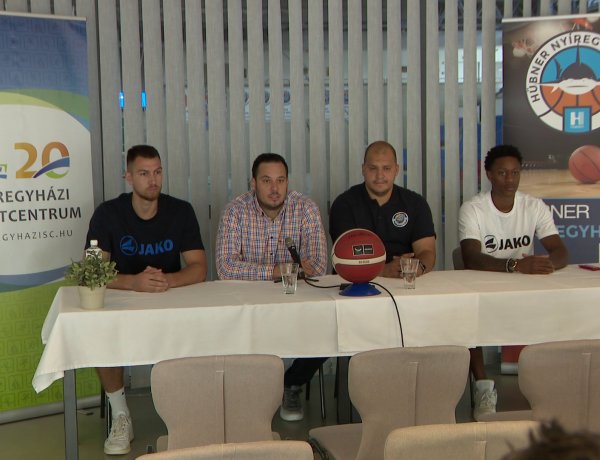 Két légiós már a fedélzeten - Munkában a férfi kosárlabda együttes                        