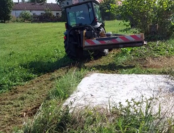 Illegálisan lerakott hulladékok akadályozzák a fűkaszálást   