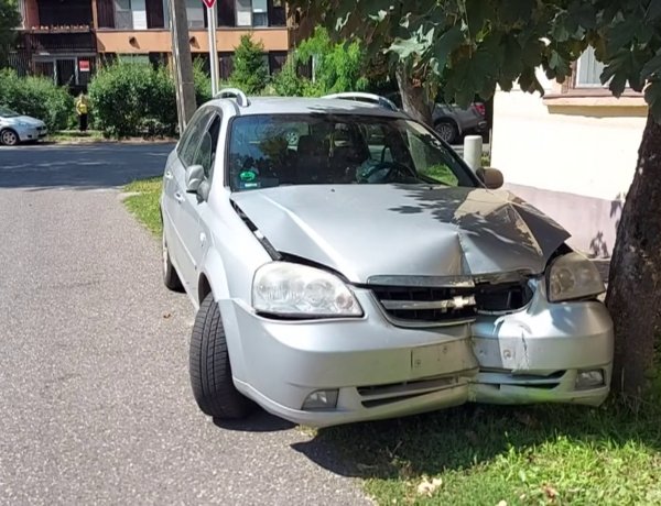 Villanyoszlopban okozott kárt egy jármű az Ady Endre utcán  