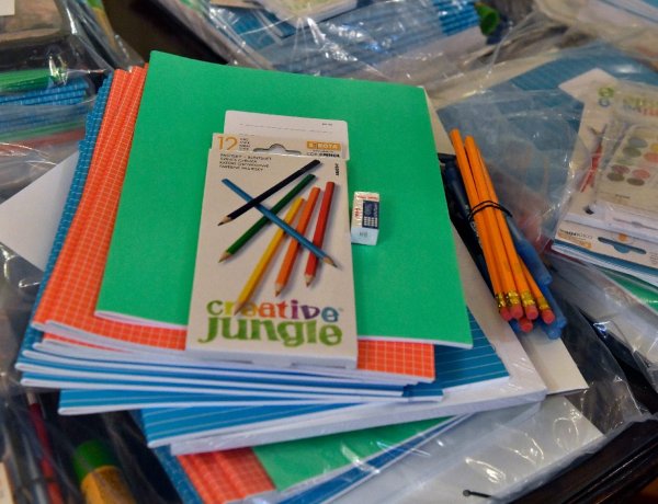 Száztízezer rászoruló diák kap ingyenes tanszercsomagot a tanévkezdésre