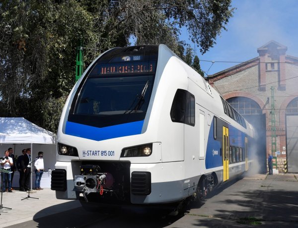 Hétfőn négy újabb emeletes vonat áll forgalomba                               