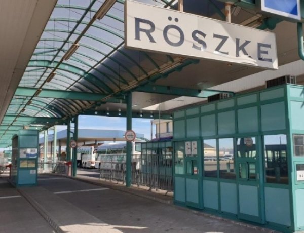 Többórás a várakozás a röszkei határátkelőn                                 