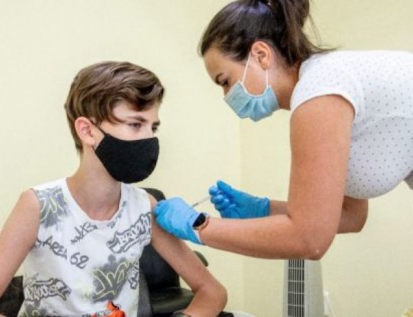 Elkezdődött a 12 év feletti diákok oltása – A héten ötvenezren kaphatják meg a vakcinát
