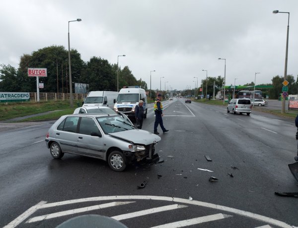 Két autó ütközött össze a Pazonyi úton, az okozó jármű vezetője megsérült