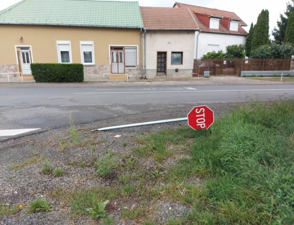 Kitörte a STOP-táblát egy kamionos az Orgona utca és a Simai út kereszteződésénél