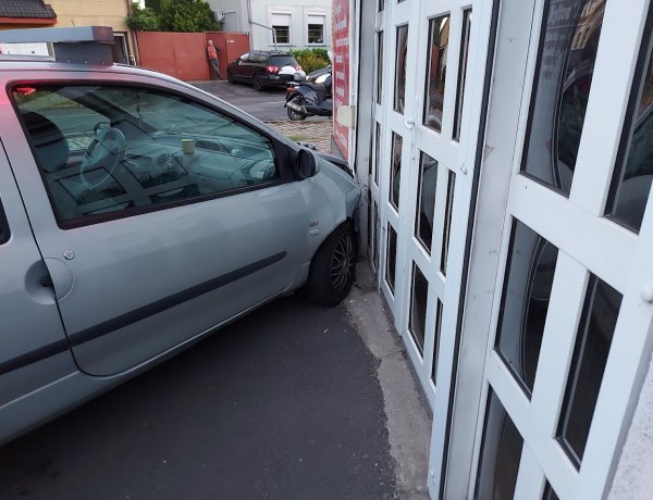 Nagy erővel ütközött össze két autó a Kállói út és Nagyvárad utca kereszteződésénél