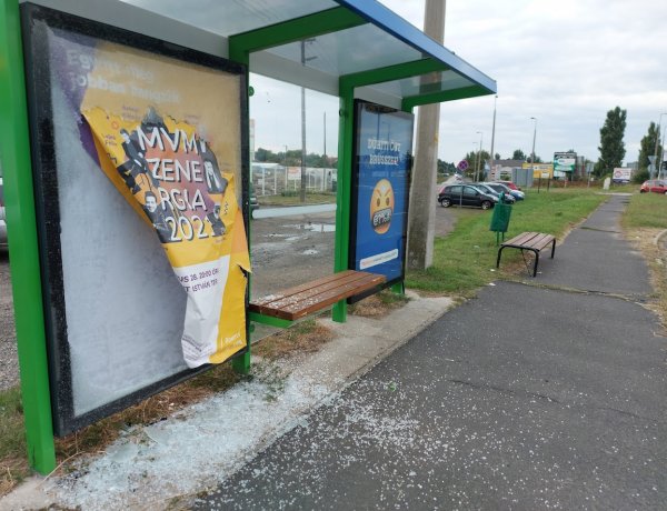 Ismeretlen tettes vagy tettesek megrongálták a buszmegállót a Lejtő utcánál