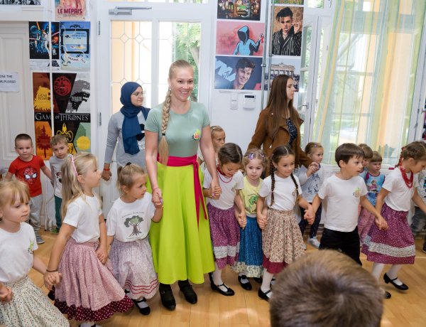 Moldvai táncházban az ovisok! A Dalszövő Zenekar muzsikájára ropták!