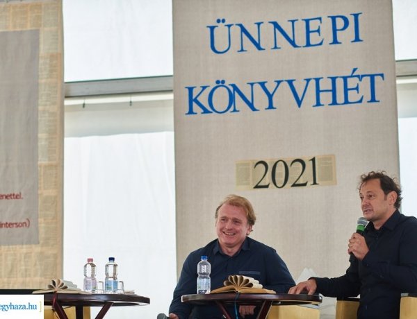 Lackfi János nyitotta meg az Ünnepi Könyvhetet Nyíregyházán 