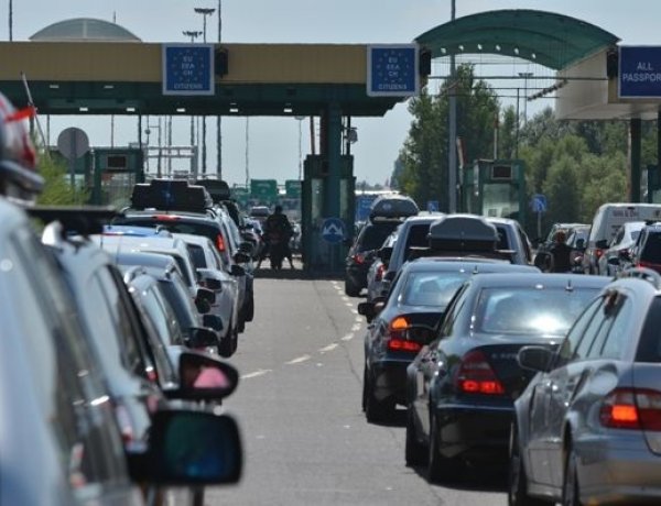Torlódás alakult ki a röszkei autópálya-határátkelőhely belépő oldalán