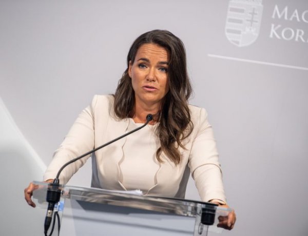 Novák: Minden általános és középiskolás diák ingyen kapja a tankönyvet