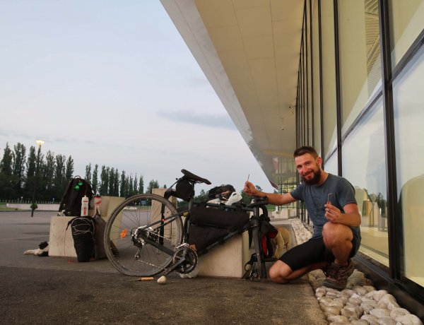 Többször bekapcsolt az életösztöne:kerékpárral vágott neki egyedül a Kaukázusnak