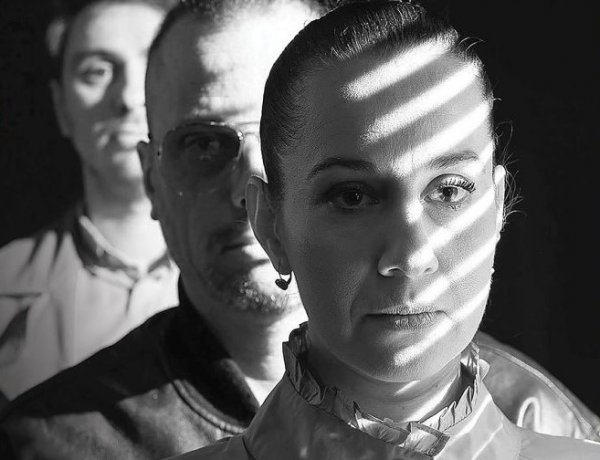 Szórakoztató borzongás – Szeptember 10-én mutatják be a Várj, míg sötét lesz című előadást