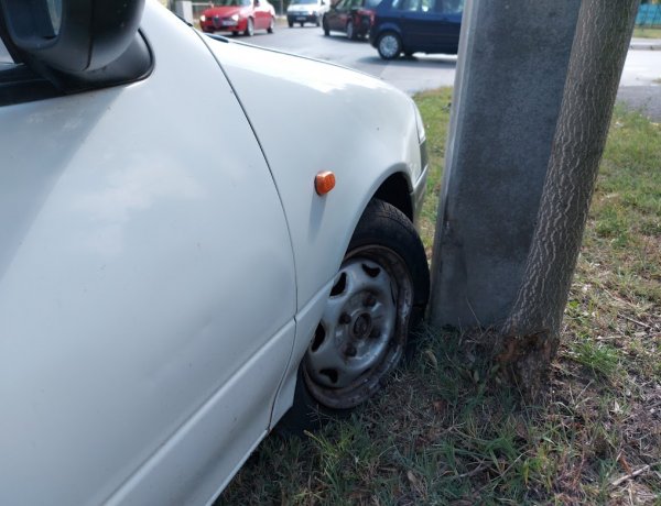 Baleset a Sóstói úton: irányíthatatlanná vált a jármű, oszlopnak ütközött