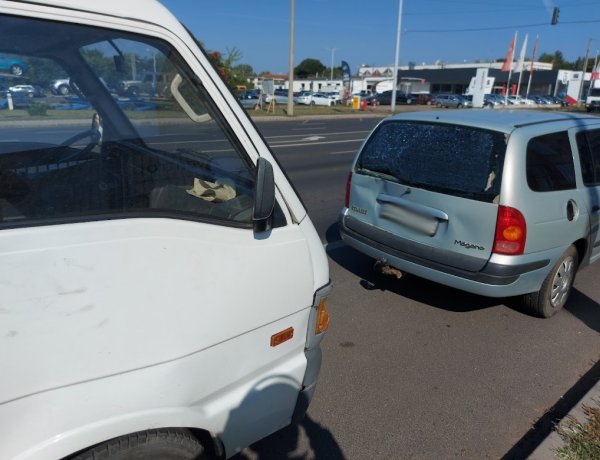 A Mező utcán egy személyautó és egy kisteherautó ütközött     