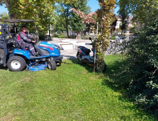 A NYÍRVV munkagépekkel nyírja a füvet városszerte               