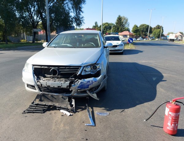 Két személyautó ütközött a Kert utcánál, az egyik jármű sofőrjét kórházba szállították